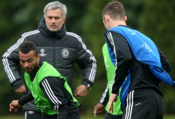 Sốc: Mourinho khuyên Hodgson loại Ashley Cole khỏi ĐT Anh
