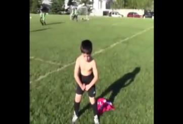 Video bóng đá: Pha ăn mừng theo phong cách Balotelli