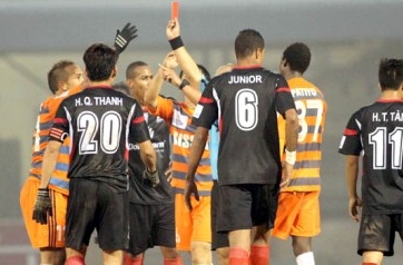 Triệt hạ đối thủ, Văn Ta bị treo giò 5 trận và phạt 15 triệu đồng