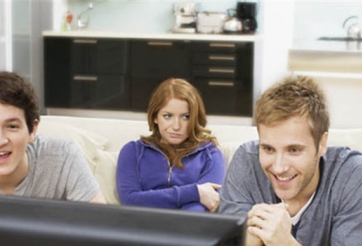 Fan nam thích xem bóng đá hơn ngủ với vợ