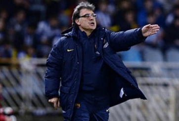 Martino chưa hài lòng dù Barca đặt 1 chân vào tứ kết