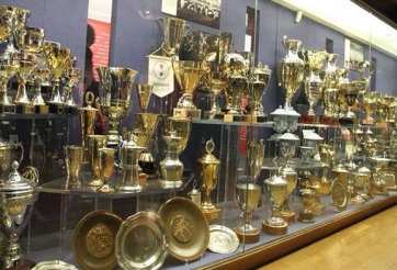 Tham quan phòng truyền thống MU, CĐV Barca chế nhạo Man City