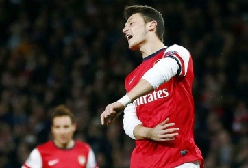 Ballack: Ozil lạc lõng trong đội hình Arsenal