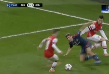 Video bóng đá: Bayern mất một quả 11m