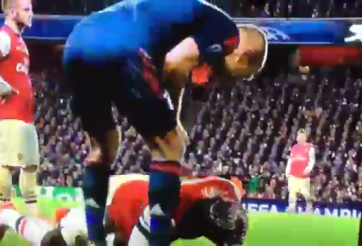 Video bóng đá: Arjen Robben :phun mưa' vào đầu Bacary Sagna