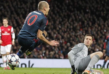 Wenger ức chế với 'trò bẩn' của Robben