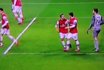 Ozil và Flamini suýt đánh nhau ngay trên sân