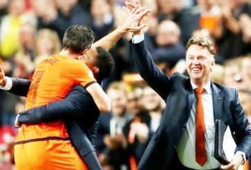HLV Louis van Gaal: Van Persie không hạnh phúc ở MU