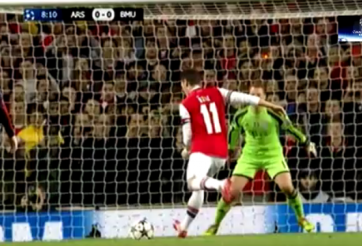 Video bóng đá: Màn trình diễn xuất sắc của Neuer trước Arsenal