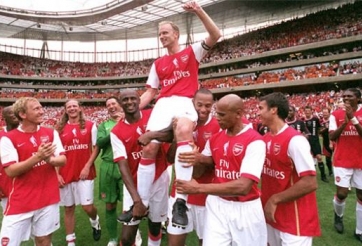 Arsenal ra mắt tượng Dennis Bergkamp vào ngày mai