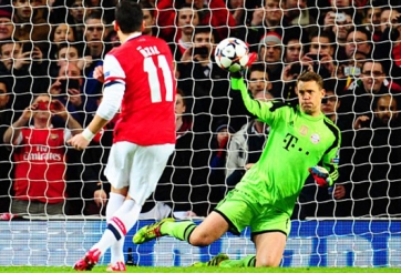 Ozil cầu xin Wenger cho đá penalty