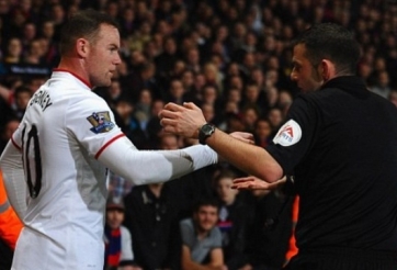 Hậu chiến thắng của MU: Wayne Rooney đã bị ném xu vào người