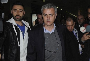 Mourinho nhớ nhầm tuổi của Eto'o và chê hàng công Chelsea