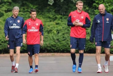 HLV Wenger cho Ozil trở về Đức nghỉ ngơi tìm cảm hứng