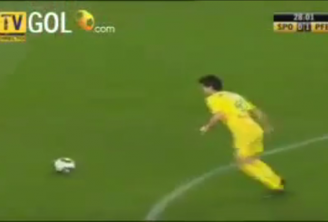 Video bóng đá: Siêu phẩm bàn thắng từ giữa sân hơn cả Ronaldo