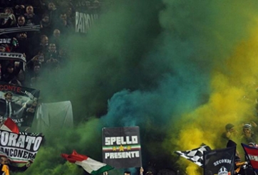 CĐV làm loạn, Juventus dính án phạt