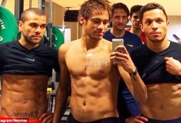 Neymar cởi trần khoe bụng 6 múi