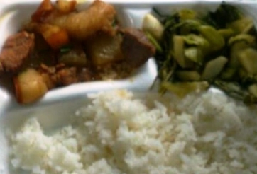 Công Vinh khoe bữa trưa giản dị trên tàu hỏa