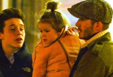 Vắng Victoria, Beckham bế con đi ăn đêm