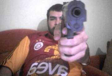 Fan Galatasaray lại dùng súng dọa CĐV Chelsea