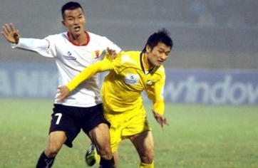 Đá gẫy chân đối thủ, Đình Đồng bị treo giò hết năm 2014