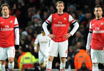 Arsenal giữ chân bộ 3 Cazorla, Mertesacker và Rosicky thành công