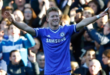 Andre Schurrle lập hat-trick, Chelsea bỏ cách Arsenal 4 điểm