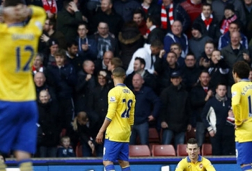Thua sốc Stoke, Arsenal bị Liverpool vượt mặt