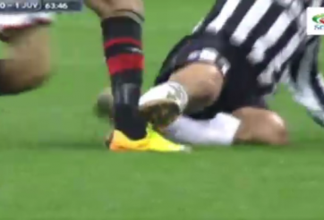 Video bóng đá: Pirlo suýt đốn gãy chân cầu thủ của AC Milan