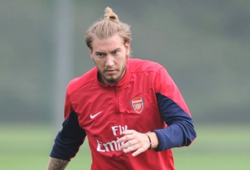 Không được thi đấu Bendtner lại dọa rời Arsenal
