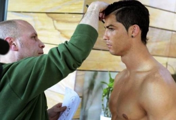 Ronaldo thường khiến trọng tài phải đợi vì bận soi gương