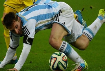 Messi lại xuống sức và nôn khan trên sân