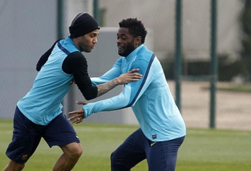 Barcelona bí mật rao bán Alex Song và Alves