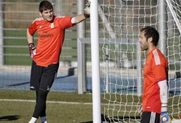 Casillas bảo vệ Diego Lopez trước những chỉ trích