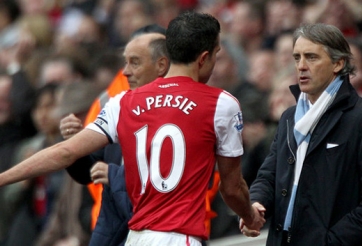 Thêm 1 đại gia châu Âu tính chi đậm vì Robin van Persie