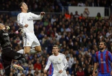 Ronaldo đi giày gì mà bật cao thế?