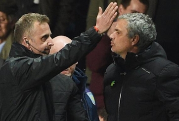 Đuổi 2 cầu thủ Chelsea, trọng tài Chris Foy bị trả thù