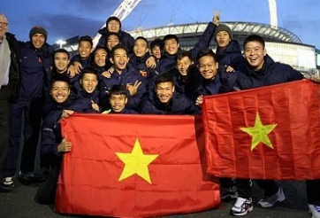 U19 Việt Nam được hàng vạn CĐV Stoke chào mừng ở sân Britannia