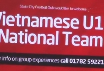 Video bóng đá: U19 VN được CĐV Stoke chào đón nồng nhiệt khi tới sân Britannia