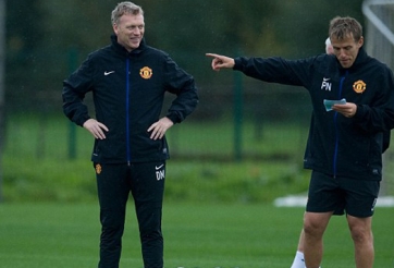 Học viện Man City đồng ý cho con trai Van Persie và Phil Neville thử việc