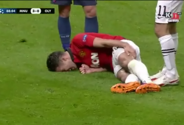 Video bóng đá: Van Persie bị chấn thương nằm cáng rời sân