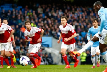 Yaya Toure lập hat-trick, Man City trở lại đường đua