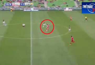 Video bóng đá: Siêu phẩm bàn thắng từ giữa sân tại giải VĐQG Australia