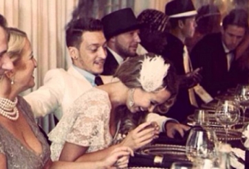 Ozil mở tiệc linh đình sau thảm bại của Arsenal