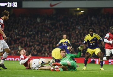 Arsenal 2-2 Swansea: Pháo thủ tạm biệt giấc mơ vô địch