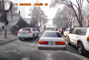 Video tổng hợp: May mắn thoát chết sau tai nạn đâm xe kinh hoàng