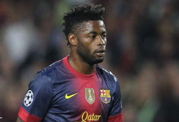 Inter tính cuỗm Alex Song trước Manchester United