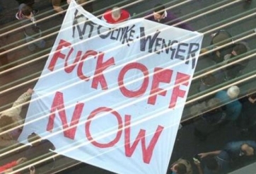 CĐV Arsenal trưng băng rôn chửi tục HLV Wenger