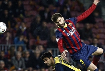 Video bóng đá: Pha va chạm dẫn đến chấn thương của Pique