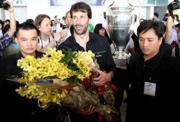 Huyền thoại Van Nistelrooy được CĐV VN chào đón nồng nhiệt tại TP.HCM